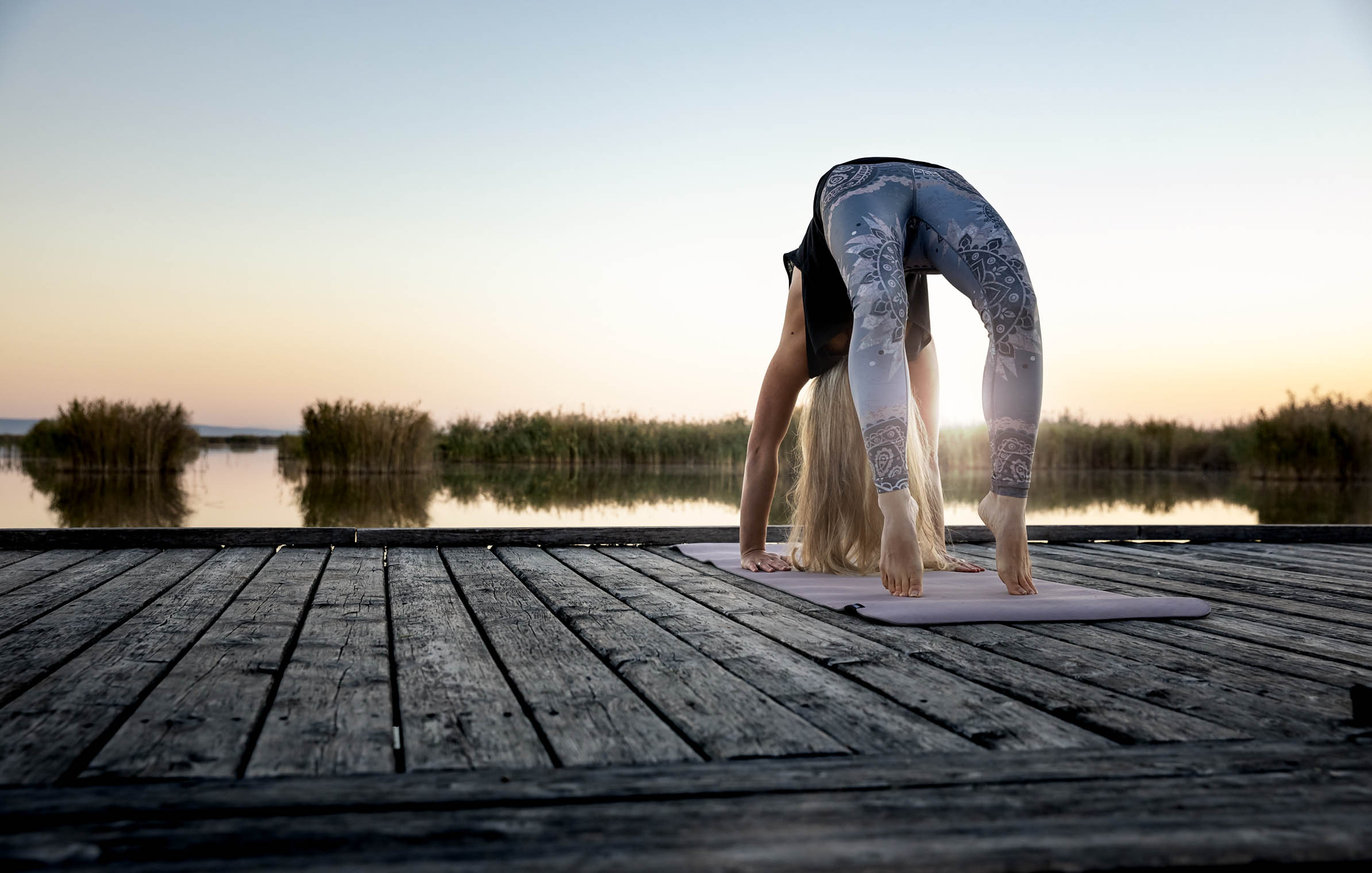 yoga_liebslingsyogi_österreich_austria_lake_see_steg_ruhe_peace_sunrise_sonnenaufgang_sport_balance_bridge_brücke