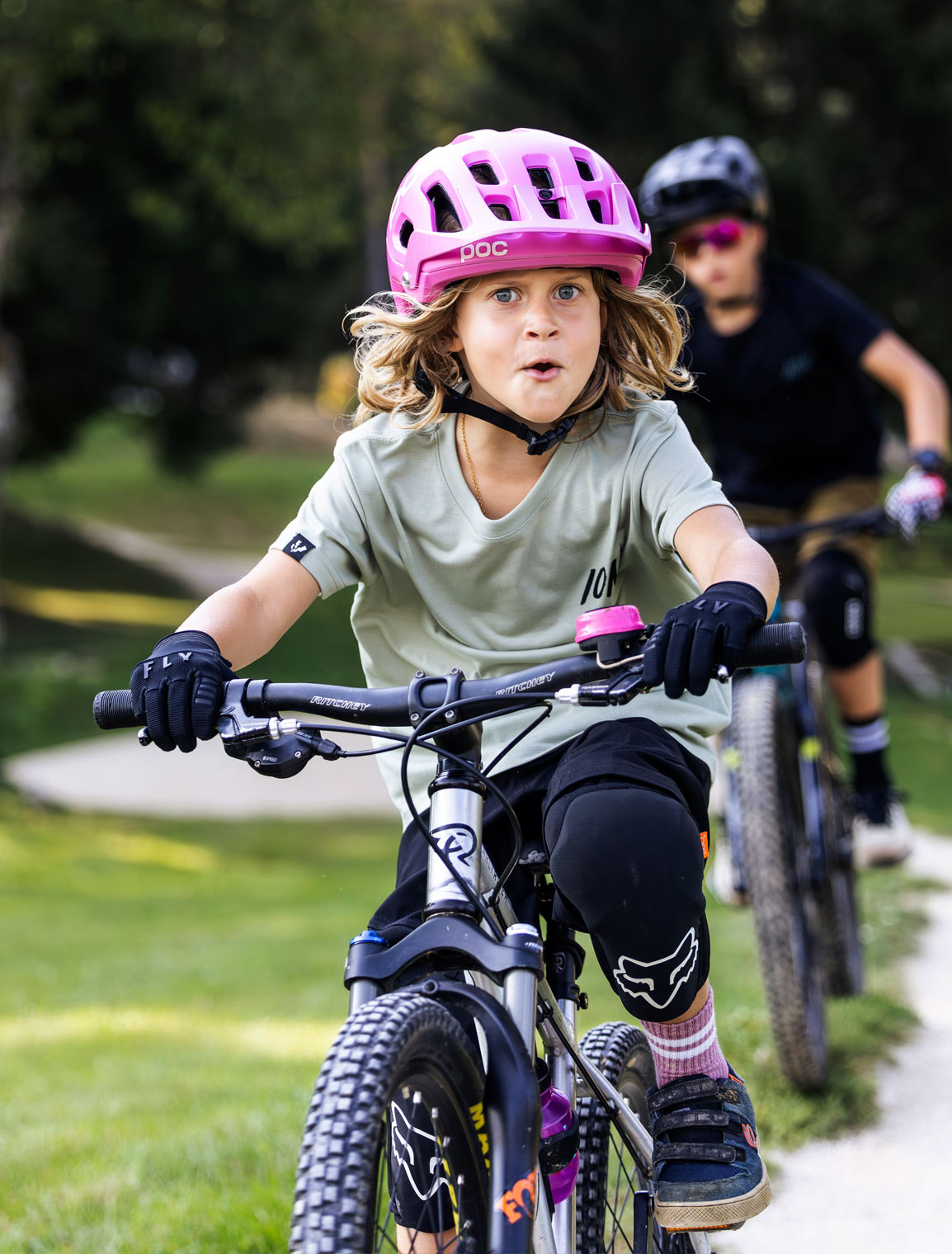 maedchen_girl_riding_mountainbike_petzen_JUFA_hotel