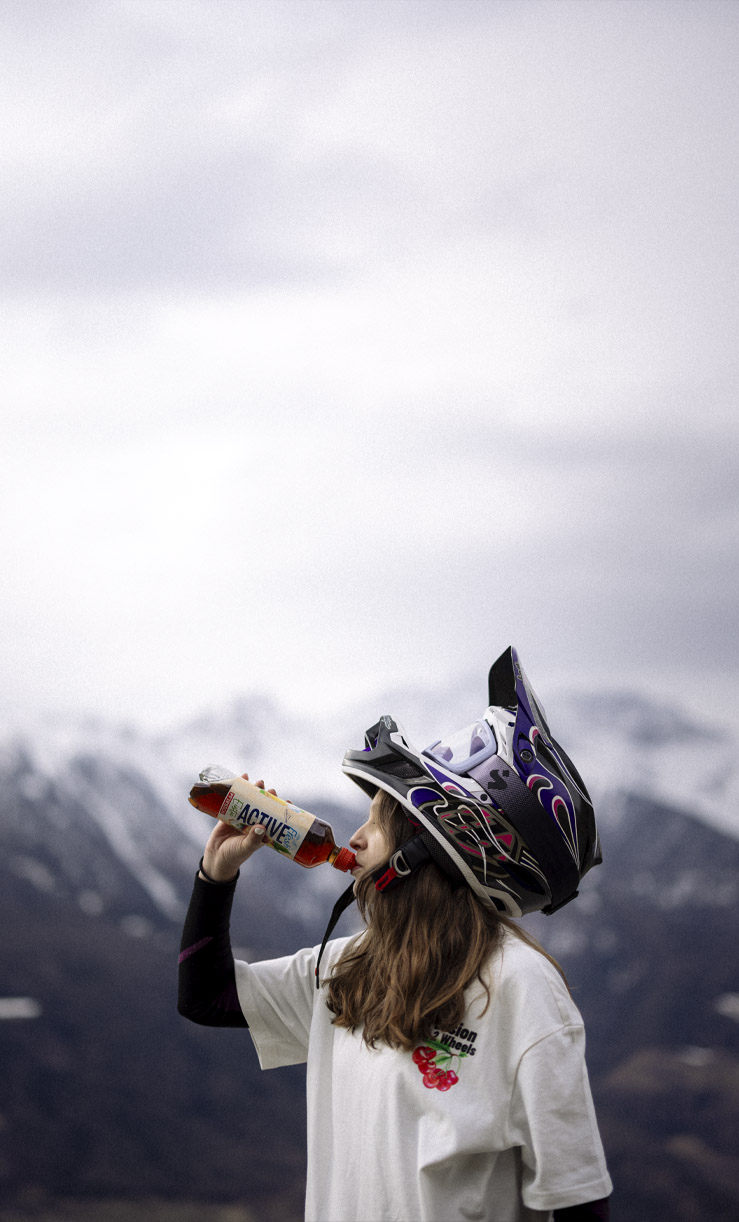 activeO2_drink_water_mountains_girl_rider