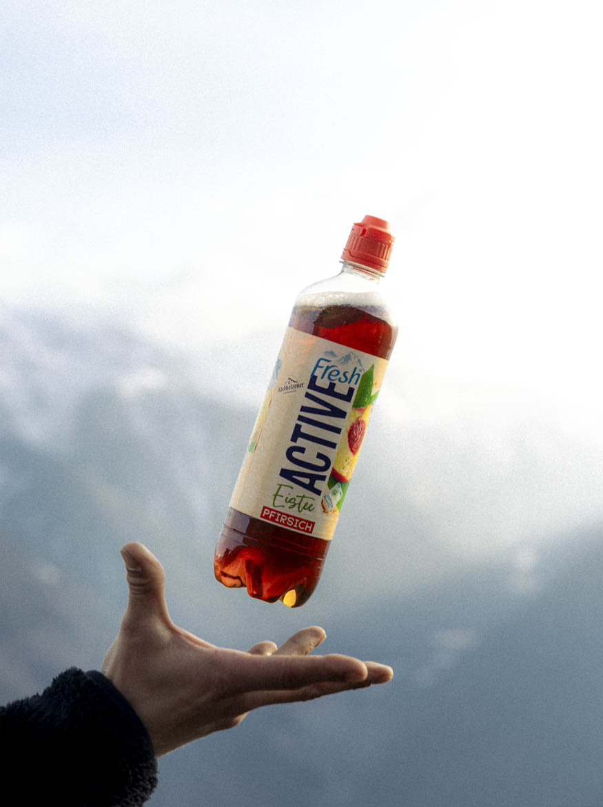 activeO2_drink_water_mountains_girl_rider_throw