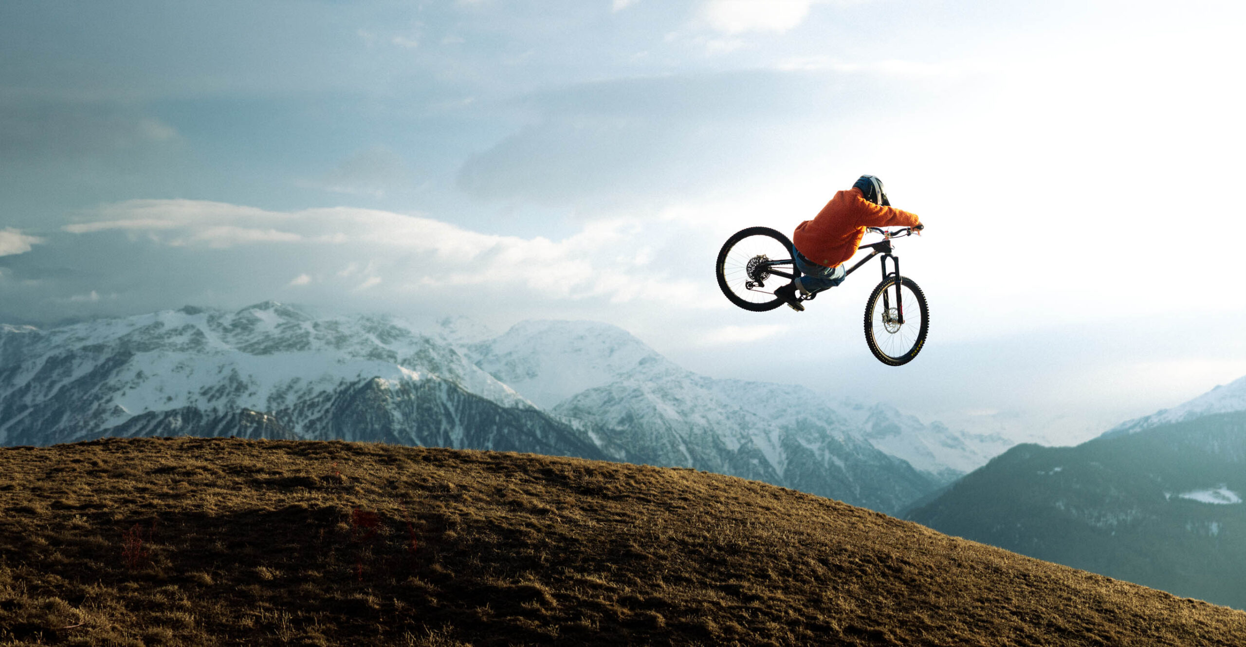 activeO2_drink_water_mountains_rider-jumping_landscape